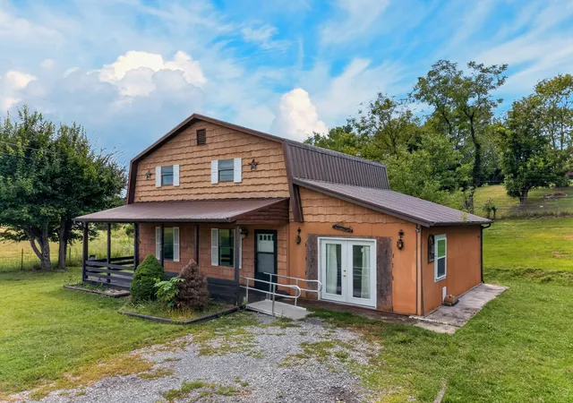 Photo 2 of Single family home for sale at 300 Cherokee Blvd, Greeneville, TN 37743 | MLS# 3544135 | Listing updated on 2026-09-29