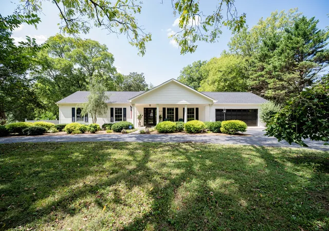 Photo 1 of Single family home for sale at 810 Cumberland Dr, Winchester, TN 37398 | MLS# 3544234 | Listing updated on 2026-09-10
