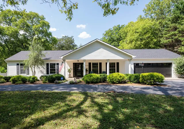 Photo 2 of Single family home for sale at 810 Cumberland Dr, Winchester, TN 37398 | MLS# 3544234 | Listing updated on 2026-09-10