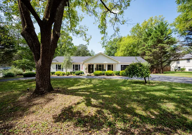 Photo 3 of Single family home for sale at 810 Cumberland Dr, Winchester, TN 37398 | MLS# 3544234 | Listing updated on 2026-09-10