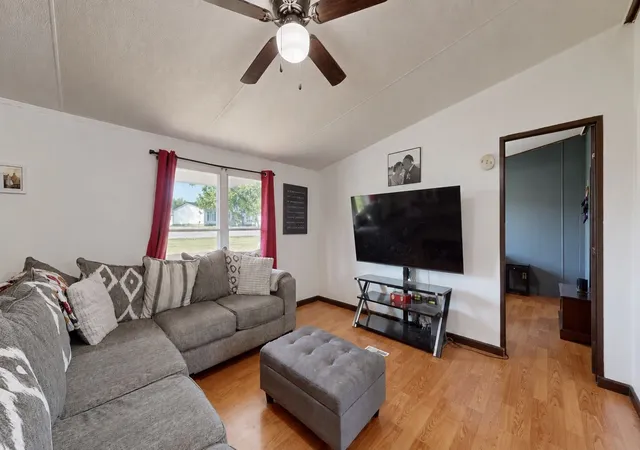 Photo 3 of Manufactured home for sale at 994 Pointe Ln, Lafayette, TN 37083 | MLS# 3545745 | Listing updated on 2026-09-25