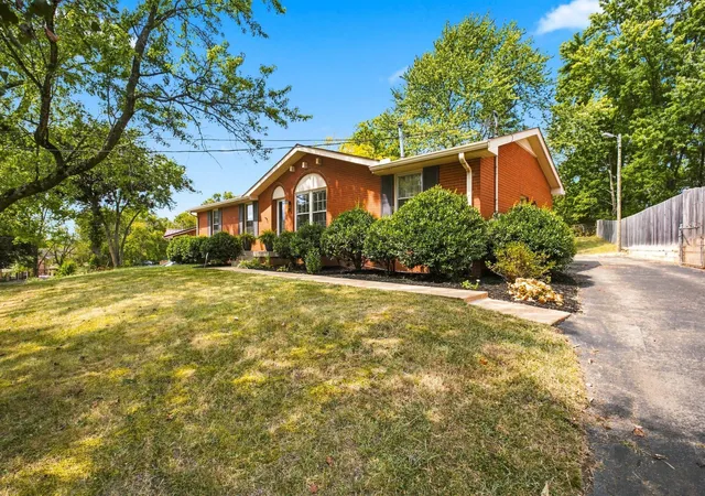 Photo 3 of Single family home for sale at 211 Blue Ridge Dr, Old Hickory, TN 37138 | MLS# 3546018 | Listing updated on 2026-09-10