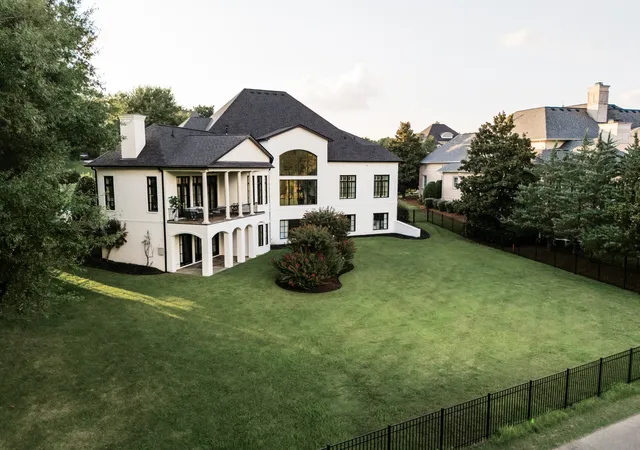 Photo 2 of Mansion for sale at 9 Oxmoor Ct, Brentwood, TN 37027 | MLS# 3578937 | Listing updated on 2026-09-14