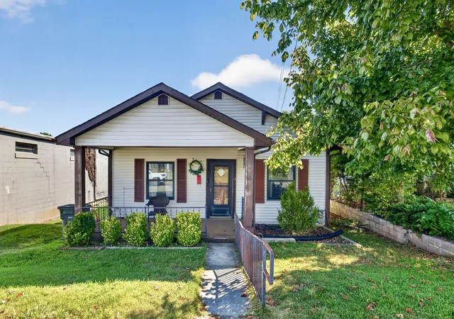 Photo 1 of Single family home for sale at 311 Clark St, Sparta, TN 38583 | MLS# 3546175 | Listing updated on 2026-09-10