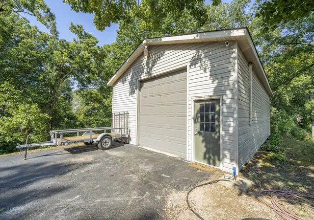 Photo 3 of Single family home for sale at 305 Salt Ln, Savannah, TN 38372 | MLS# 3545450 | Listing updated on 2026-09-11