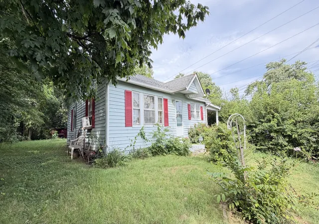 Photo 2 of Single family home for sale at 523 W Cherry St, Glasgow, KY 42141 | MLS# 3545594 | Listing updated on 2026-09-22