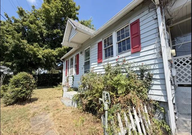 Photo 3 of Single family home for sale at 523 W Cherry St, Glasgow, KY 42141 | MLS# 3545594 | Listing updated on 2026-09-22