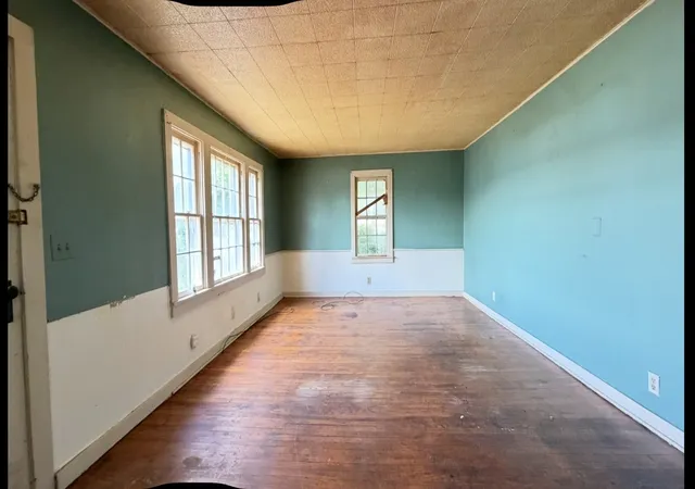 Photo 3 of Single family home for sale at 523 W Cherry St, Glasgow, KY 42141 | MLS# 3545594 | Listing updated on 2026-09-22