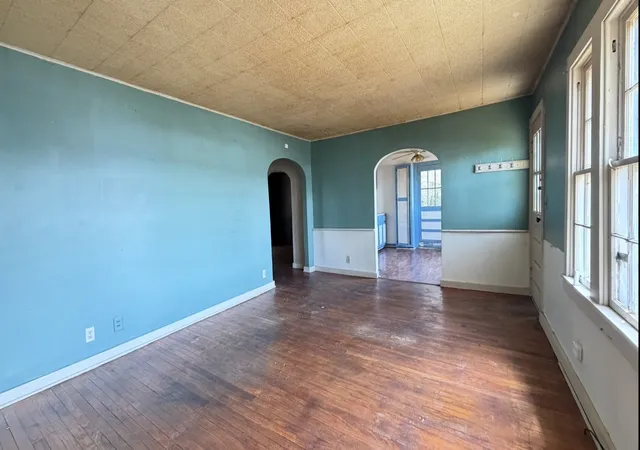 Photo 4 of Single family home for sale at 523 W Cherry St, Glasgow, KY 42141 | MLS# 3545594 | Listing updated on 2026-09-22