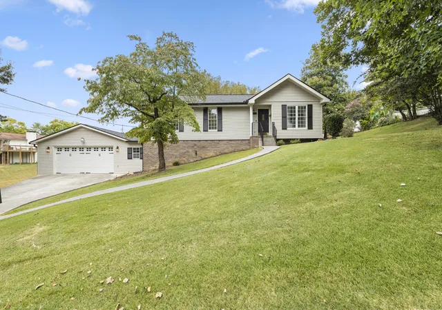 Photo 1 of Single family home for sale at 11 E Larry Cir, Ringgold, GA 30736 | MLS# 3545689 | Listing updated on 2026-09-24
