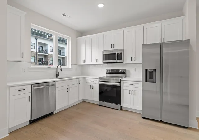 Photo 3 of Townhouse for sale at 719 N Market St, Chattanooga, TN 37405 | MLS# 3545770 | Listing updated on 2026-10-07