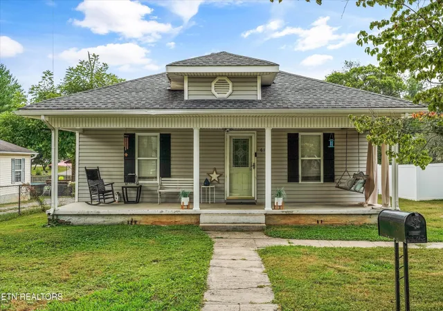 Photo 1 of Single family home for sale at 616 Mitchell Dr, Knoxville, TN 37912 | MLS# 3545782 | Listing updated on 2026-10-06