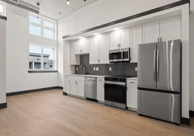 Listing Photo 4 - Condo for sale in building located at 2424 E 18th St, Chattanooga, TN 37404