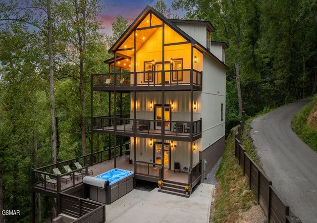 Photo 1 of Single family home for sale at 752 Loop Rd, Gatlinburg, TN 37738 | MLS# 3591878 | Listing updated on 2026-09-14