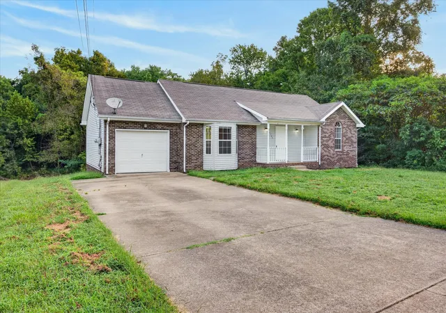 Photo 2 of Single family home for sale at 1705 Broadripple Dr, Clarksville, TN 37042 | MLS# 3546004 | Listing updated on 2026-09-10