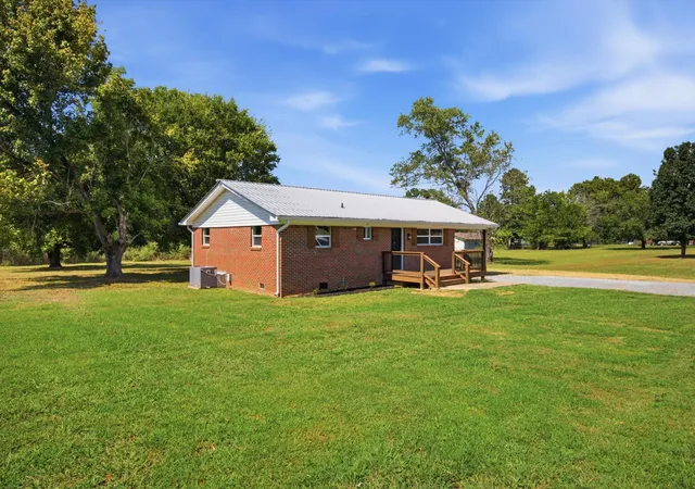 Photo 3 of Single family home for sale at 375 E Hills Rd, Jasper, TN 37347 | MLS# 3545994 | Listing updated on 2026-09-21