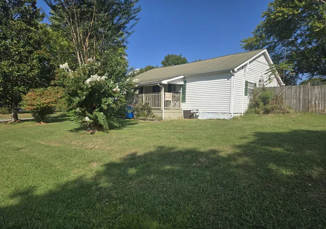 Photo 2 of Single family home for sale at 474 High St E, Mc Ewen, TN 37101 | MLS# 3546091 | Listing updated on 2026-09-10