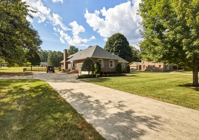 Photo 3 of Single family home for sale at 105 Kingsridge Blvd, Tullahoma, TN 37388 | MLS# 3547187 | Listing updated on 2026-09-12