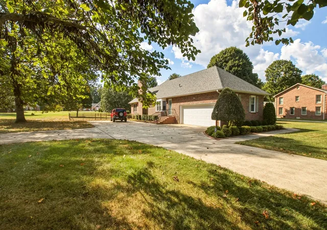 Photo 3 of Single family home for sale at 105 Kingsridge Blvd, Tullahoma, TN 37388 | MLS# 3547187 | Listing updated on 2026-09-12