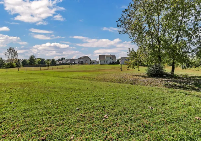 Photo 2 of Single family home for sale at 1231 Shorehaven Dr, Clarksville, TN 37042 | MLS# 3546944 | Listing updated on 2026-09-12