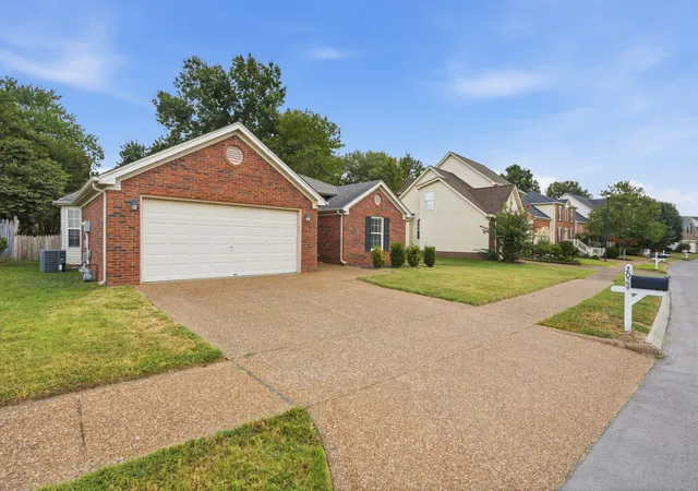 Photo 2 of Sale Pending at 2024 Glastonbury Dr, Franklin, TN 37069 | MLS# 3546960 | Listing updated on 2026-09-15
