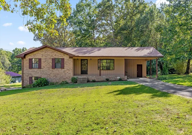 Photo 1 of Single family home for sale at 102 Fawn Trl, Signal Mountain, TN 37377 | MLS# 3546879 | Listing updated on 2026-09-12