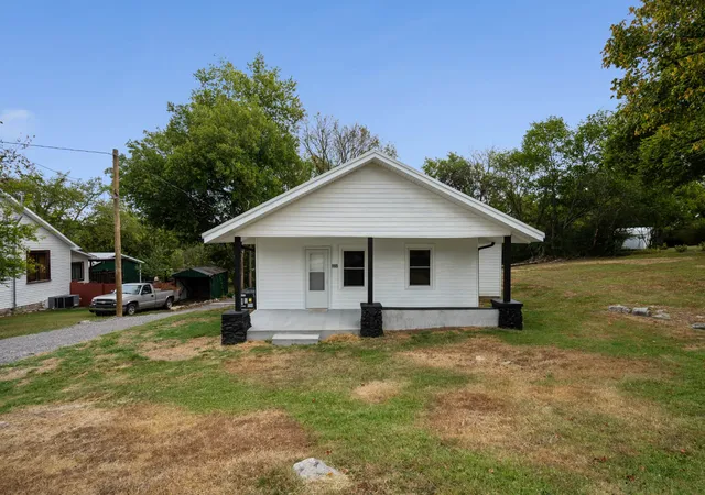 Photo 3 of Single family home for sale at 185 E Main St, Alexandria, TN 37012 | MLS# 3546988 | Listing updated on 2026-09-29