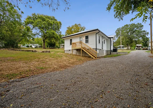 Photo 3 of Single family home for sale at 185 E Main St, Alexandria, TN 37012 | MLS# 3546988 | Listing updated on 2026-09-29