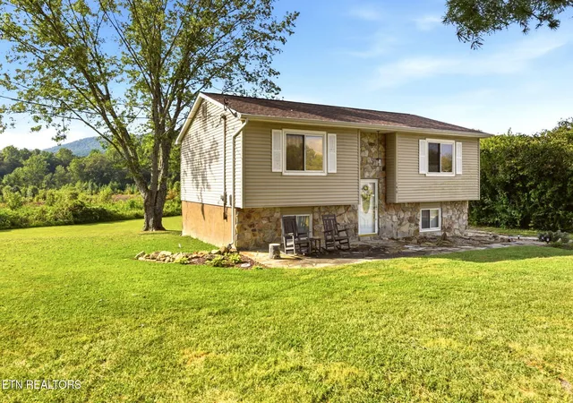 Photo 3 of Single family home for sale at 140 Susack Ln, Wartburg, TN 37887 | MLS# 3546982 | Listing updated on 2026-09-11