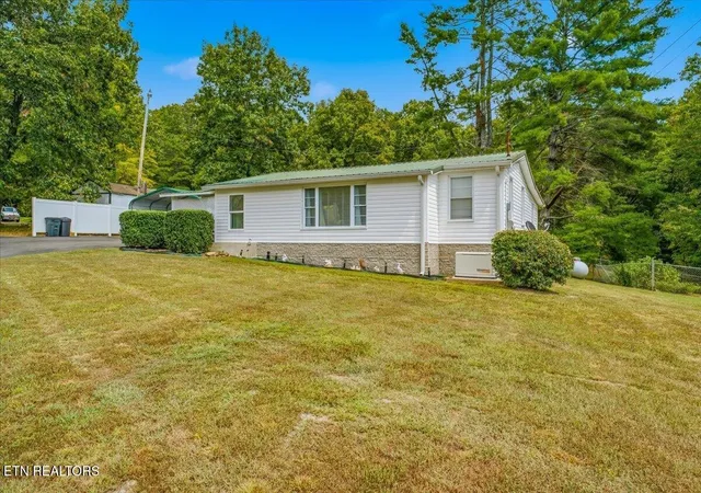 Photo 2 of Single family home for sale at 2353 Old Harriman Hwy, Harriman, TN 37748 | MLS# 3547109 | Listing updated on 2026-09-22