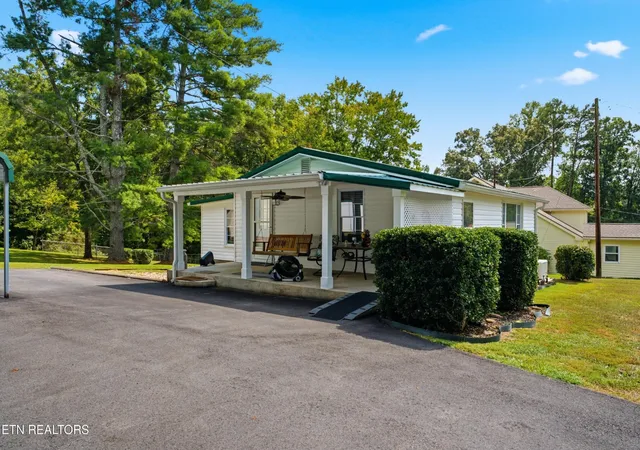 Photo 3 of Single family home for sale at 2353 Old Harriman Hwy, Harriman, TN 37748 | MLS# 3547109 | Listing updated on 2026-09-22