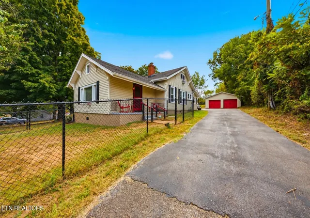 Photo 1 of Single family home for sale at 7427 Andersonville Pike, Knoxville, TN 37938 | MLS# 3547149 | Listing updated on 2026-09-12