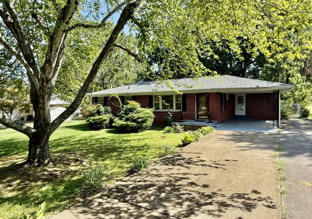 Photo 1 of Single family home for sale at 102 Patterson St, Paris, TN 38242 | MLS# 3547171 | Listing updated on 2026-09-14