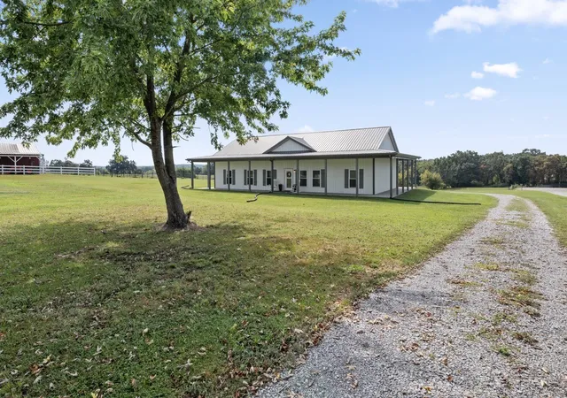 Photo 2 of Single family home for sale at 1195 Highway 52 E, Portland, TN 37148 | MLS# 3547195 | Listing updated on 2026-09-26