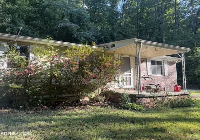 Photo 1 of Single family home for sale at 2832 Rifle Range Dr, Knoxville, TN 37918 | MLS# 3547730 | Listing updated on 2026-09-30