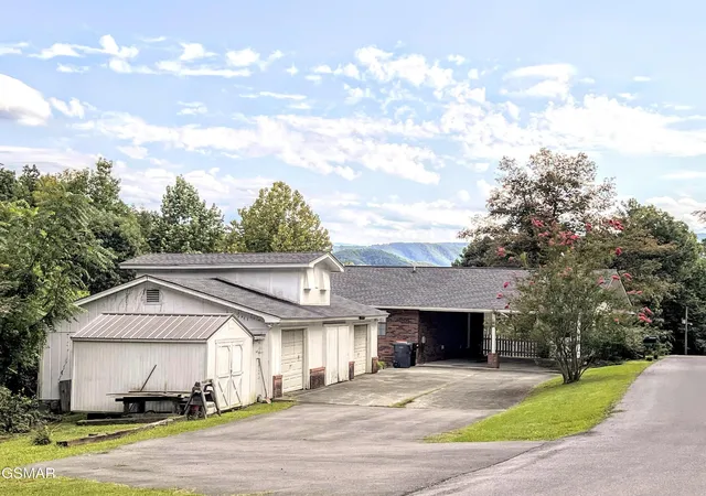 Photo 4 of Single family home for sale at 2531 Highland Park Dr, Pigeon Forge, TN 37863 | MLS# 3547736 | Listing updated on 2026-09-13