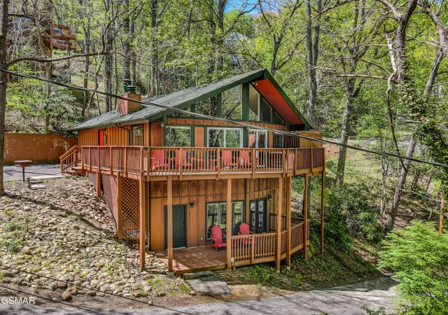 Photo 1 of Single family home for sale at 913 Echo Pl, Gatlinburg, TN 37738 | MLS# 3591886 | Listing updated on 2026-09-21