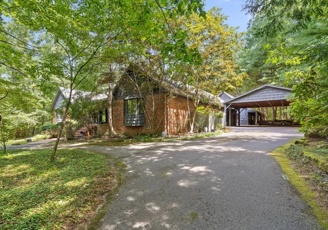 Photo 3 of Sale Pending at 2325 Wood Sorrell Ln, Signal Mountain, TN 37377 | MLS# 3547796 | Listing updated on 2026-09-14