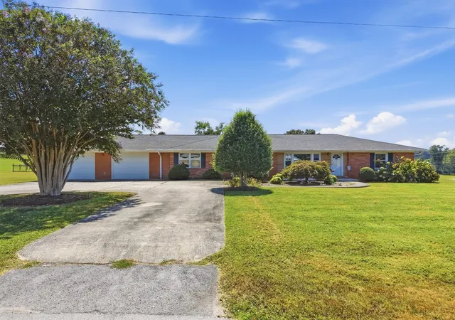 Photo 1 of Single family home for sale at 735 N Edgewood Dr, Sparta, TN 38583 | MLS# 3547942 | Listing updated on 2026-09-28