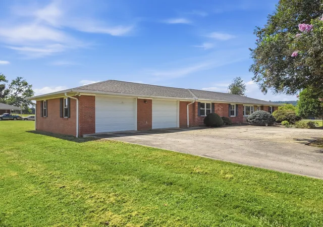 Photo 2 of Single family home for sale at 735 N Edgewood Dr, Sparta, TN 38583 | MLS# 3547942 | Listing updated on 2026-09-28