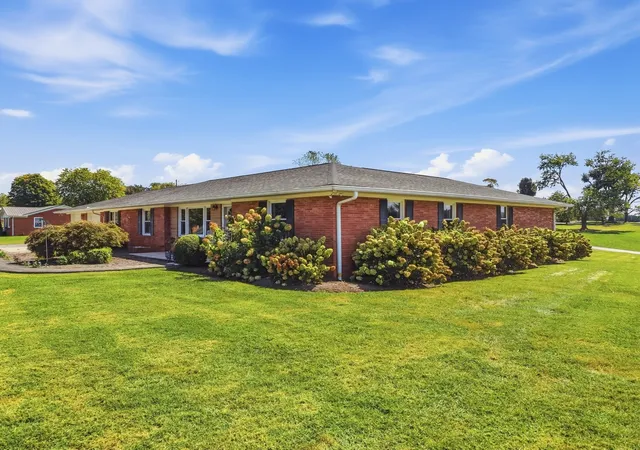 Photo 3 of Single family home for sale at 735 N Edgewood Dr, Sparta, TN 38583 | MLS# 3547942 | Listing updated on 2026-09-28