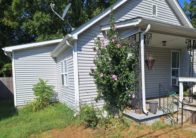 Photo 3 of Sale Pending at 301 N Breathitt St, Russellville, KY 42276 | MLS# 3548049 | Listing updated on 2026-10-09