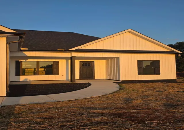 Photo 2 of Single family home for sale at 1557 Rowe Gap Rd, Winchester, TN 37398 | MLS# 3592183 | Listing updated on 2026-09-15