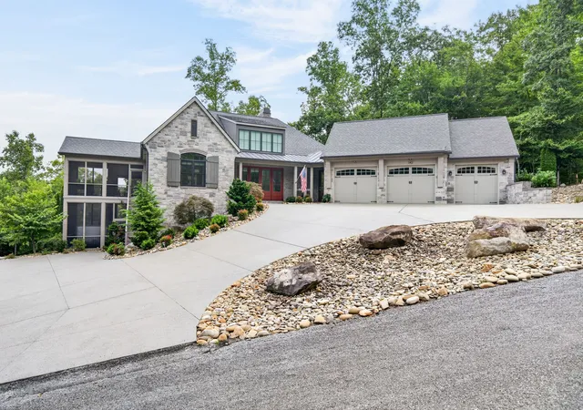 Photo 2 of Single family home for sale at 142 Pineridge Loop, Crossville, TN 38558 | MLS# 3548088 | Listing updated on 2026-09-14
