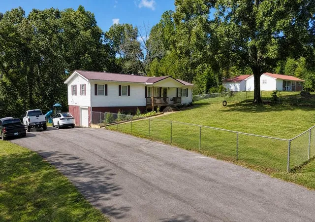 Photo 1 of Single family home for sale at 271 Oakdale Rd, Camden, TN 38320 | MLS# 3566224 | Listing updated on 2026-09-14