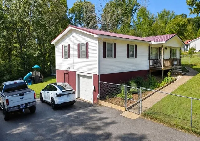 Photo 3 of Single family home for sale at 271 Oakdale Rd, Camden, TN 38320 | MLS# 3566224 | Listing updated on 2026-09-14