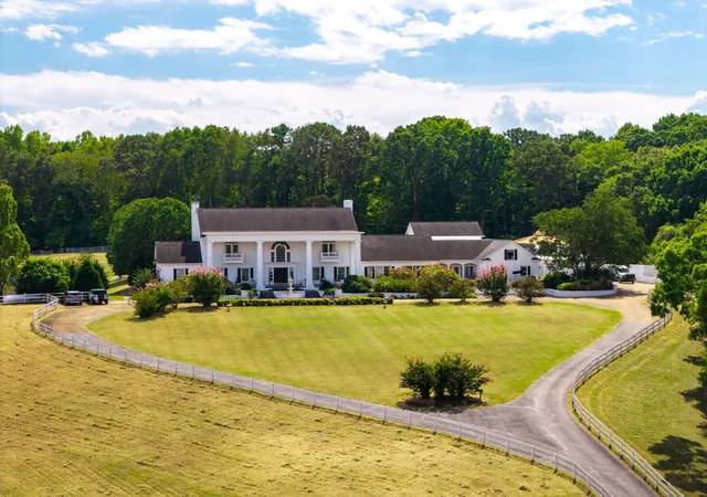 Photo 1 of Mansion for sale at 8212 Bell Ml Rd, Ooltewah, TN 37363 | MLS# 3592077 | Listing updated on 2026-09-15