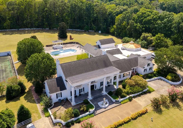 Photo 2 of Mansion for sale at 8212 Bell Ml Rd, Ooltewah, TN 37363 | MLS# 3592077 | Listing updated on 2026-09-15