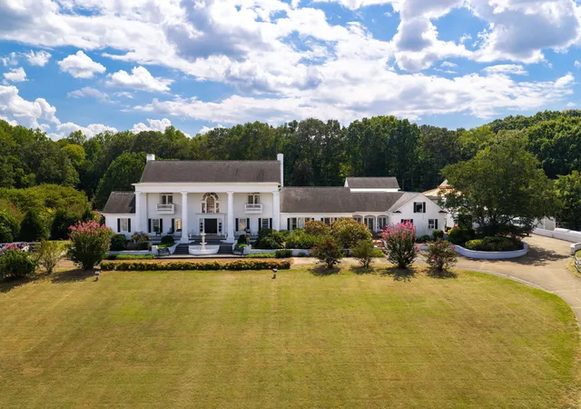 Photo 3 of Mansion for sale at 8212 Bell Ml Rd, Ooltewah, TN 37363 | MLS# 3592077 | Listing updated on 2026-09-15