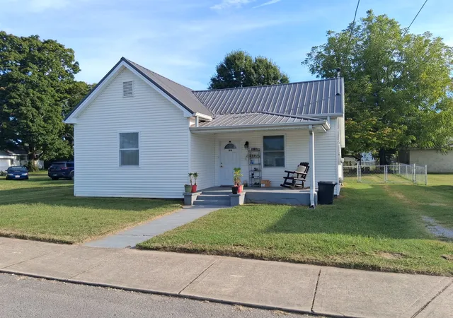 Photo 1 of Single family home for sale at 104 Hodges St N, Cowan, TN 37318 | MLS# 3592432 | Listing updated on 2026-09-15